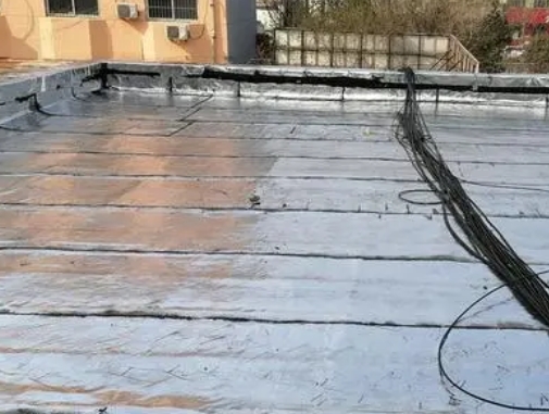 特克斯卫生间漏水维修公司分享下特克斯屋面楼顶防水刚性防水层施工要点。